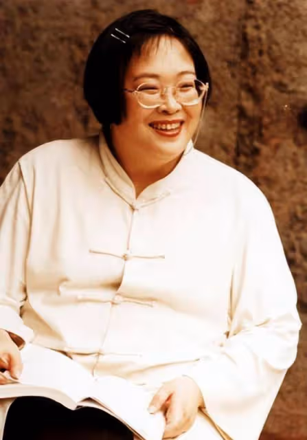 張越：紮根電視27年，退休後演話劇，57歲未婚，如今與狗狗相伴