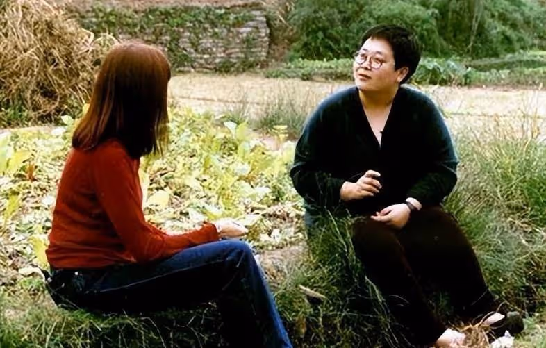 張越：紮根電視27年，退休後演話劇，57歲未婚，如今與狗狗相伴