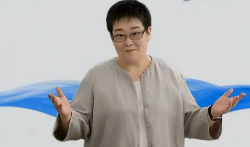 張越：紮根電視27年，退休後演話劇，57歲未婚，如今與狗狗相伴