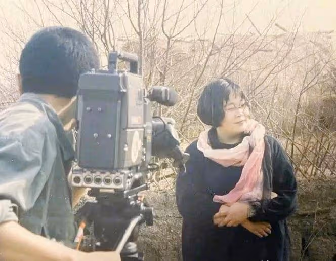 張越：紮根電視27年，退休後演話劇，57歲未婚，如今與狗狗相伴