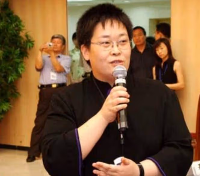 張越：紮根電視27年，退休後演話劇，57歲未婚，如今與狗狗相伴