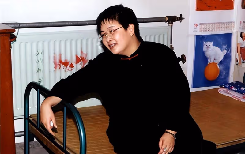 張越：紮根電視27年，退休後演話劇，57歲未婚，如今與狗狗相伴