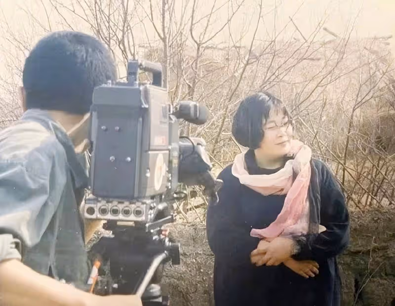 張越：紮根電視27年，退休後演話劇，57歲未婚，如今與狗狗相伴