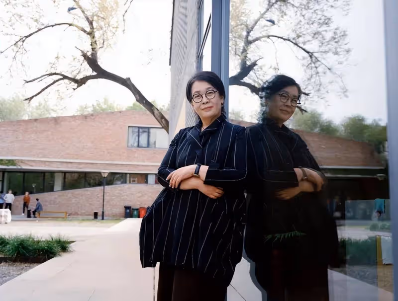張越：紮根電視27年，退休後演話劇，57歲未婚，如今與狗狗相伴