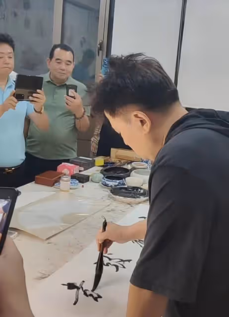 畢福劍疑違法經營，家中設點現寫現賣書法，粉絲擠滿住宅排隊付錢