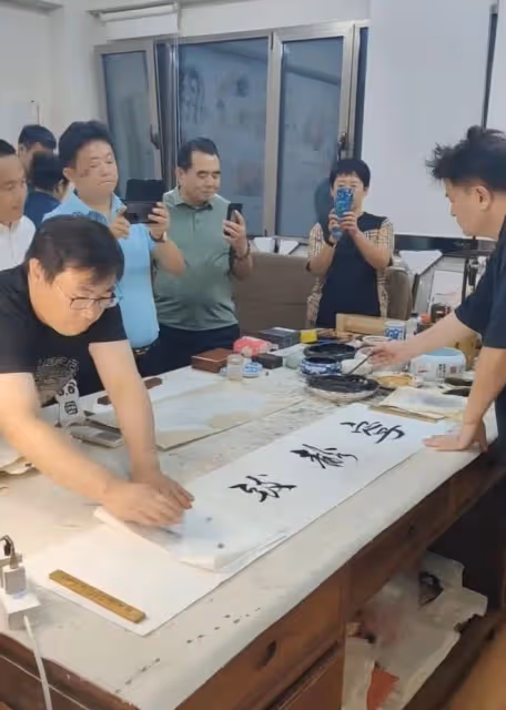 畢福劍疑違法經營，家中設點現寫現賣書法，粉絲擠滿住宅排隊付錢