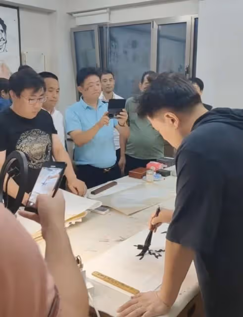 畢福劍疑違法經營，家中設點現寫現賣書法，粉絲擠滿住宅排隊付錢