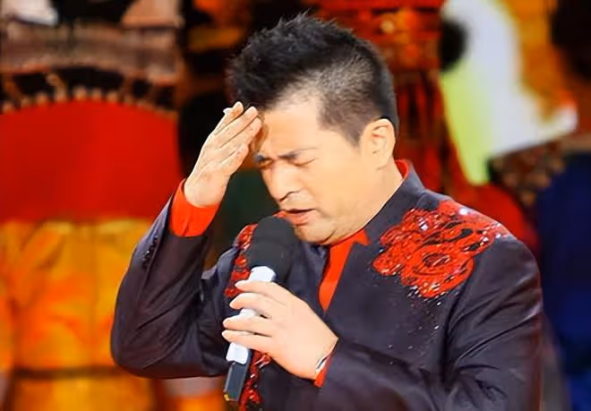 畢福劍疑違法經營，家中設點現寫現賣書法，粉絲擠滿住宅排隊付錢