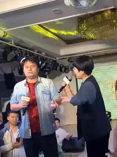 畢福劍疑違法經營，家中設點現寫現賣書法，粉絲擠滿住宅排隊付錢