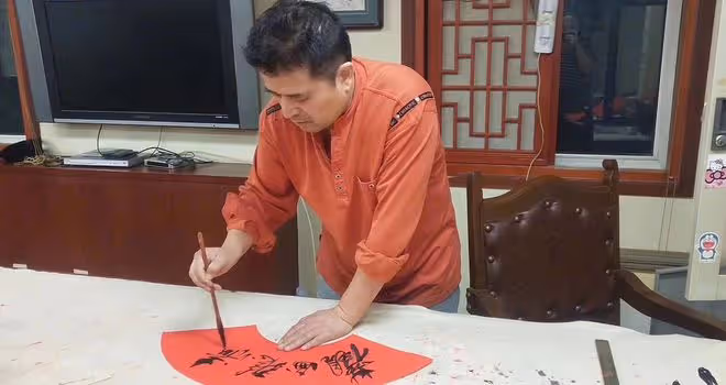 畢福劍疑違法經營，家中設點現寫現賣書法，粉絲擠滿住宅排隊付錢
