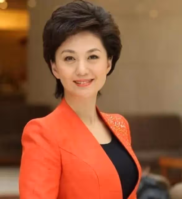 央視主持人海霞,老公原來是大名鼎鼎的他,女兒顏值比媽還高