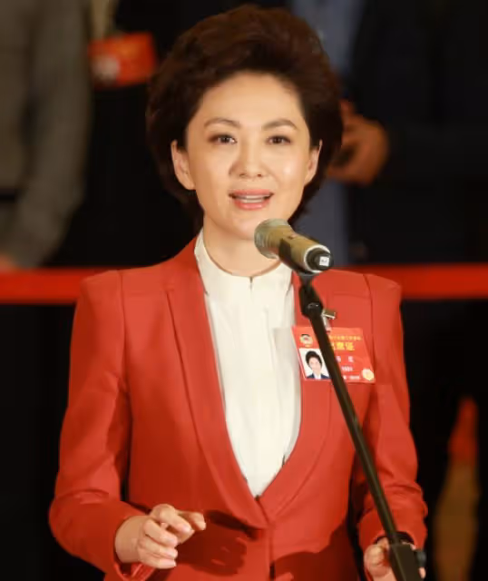 央視主持人海霞,老公原來是大名鼎鼎的他,女兒顏值比媽還高