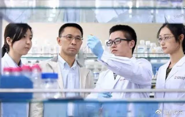 央視主持人海霞,老公原來是大名鼎鼎的他,女兒顏值比媽還高