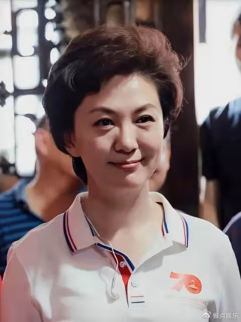央視主持人海霞,老公原來是大名鼎鼎的他,女兒顏值比媽還高