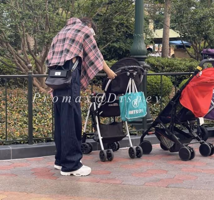 趙麗穎帶4歲兒子游迪士尼,想想疑似發脾氣,拒絕被媽媽牽手摸頭