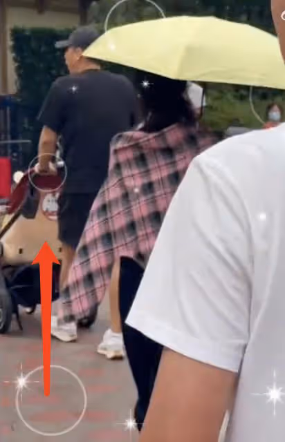 趙麗穎帶4歲兒子游迪士尼,想想疑似發脾氣,拒絕被媽媽牽手摸頭