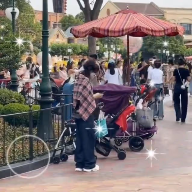趙麗穎帶4歲兒子游迪士尼,想想疑似發脾氣,拒絕被媽媽牽手摸頭