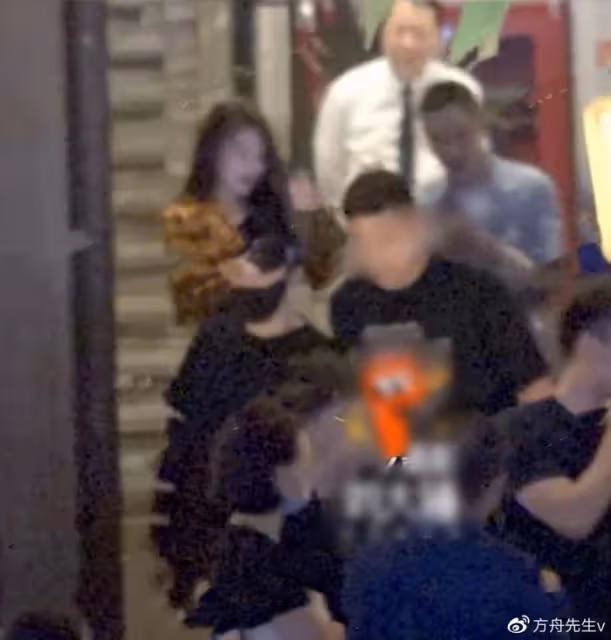 新戀情!黃曉明摸女友臀部帶她回家,女方身份疑曝光曾與baby合影