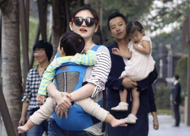 汪小菲直播痛罵大S,指責其口是心非,自己摔斷肋骨仍會看望孩子