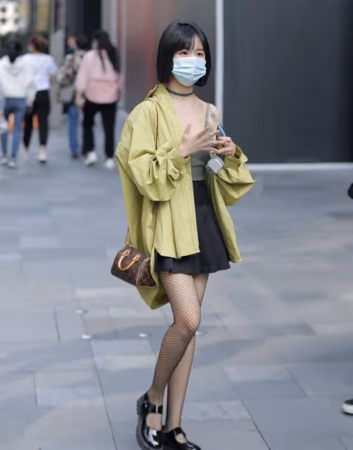 成都女生真會穿，「短裙配絲襪」既性感又顯腿長，想不美都難