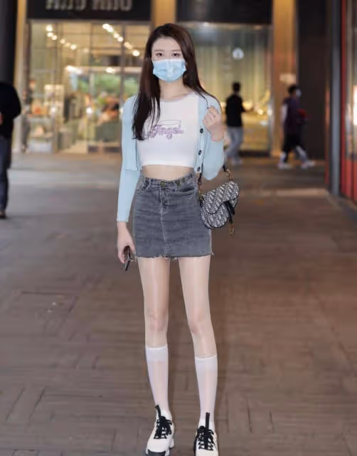 成都女生真會穿,「短裙配絲襪」既性感又顯腿長,想不美都難