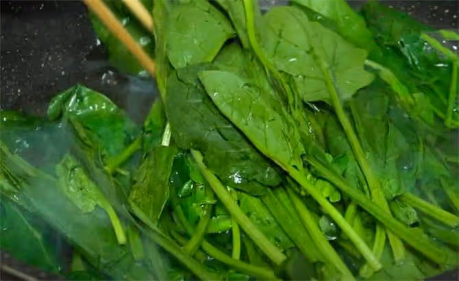 1把菠菜2勺面,一擀一壓,饅頭蓬鬆不塌陷,小孩子超愛吃