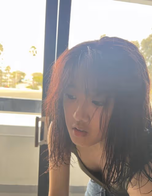 賈靜雯17歲長女獨自國外求學,染紅髮眼線誇張,大方承認想當藝人