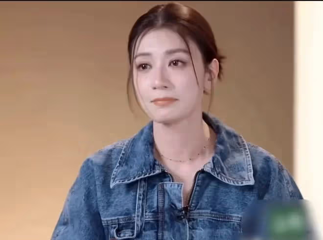 賈靜雯17歲長女獨自國外求學,染紅髮眼線誇張,大方承認想當藝人