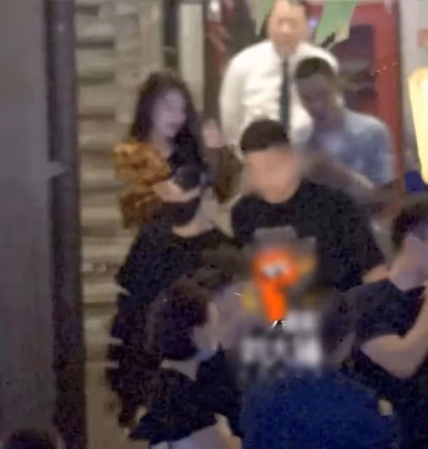 新戀情!黃曉明摸女友屁股帶她回家,女方身份疑曝光曾與baby合影