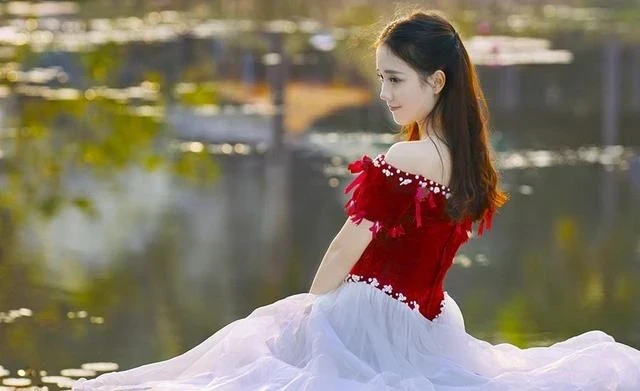 娶小20歲老婆！每次同房完「妻子去廁所都好久」，我尿急推開門「眼前一幕」憤然決定離婚