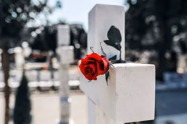 死去親人的照片,千萬不能放在家裡這5個地方!否則亡靈不安,子孫三代厄運纏身!