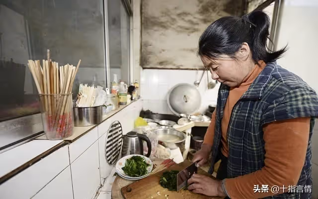 兒子來車站接我,一進門「吃了兒媳煮的飯」心滿意足 飯後「她端來一盤蘋果」隔天我便收拾行李走了!