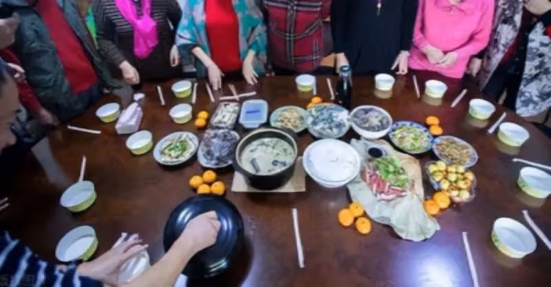 假期全家聚餐，70歲媽媽辛苦「做了一桌菜」沒人幫忙，吃完後「兒子一句話」，讓他們滾出去