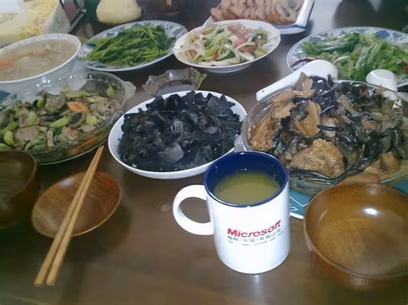 假期全家聚餐,70歲媽媽辛苦「做了一桌菜」沒人幫忙,吃完後「兒子一句話」,讓他們滾出去