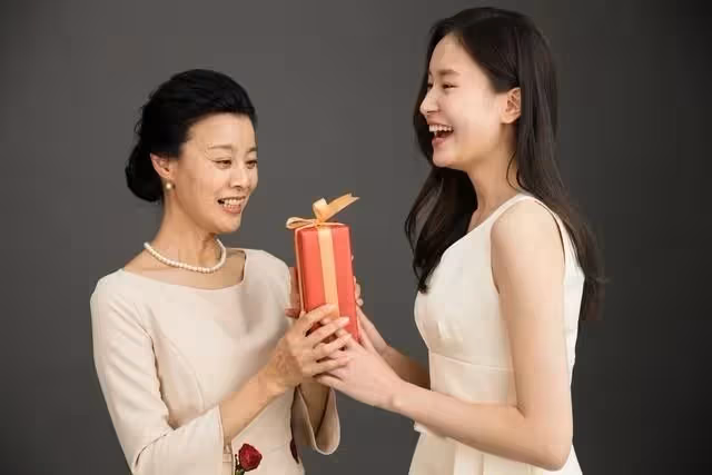 我結婚叔叔添妝五萬,堂弟結婚我去賀喜,嬸嬸折了一下我給的紅包!