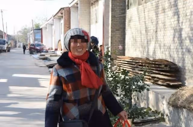 拾荒母親參加兒子婚禮,司儀叫到母親名字時,岳父母跪下了!