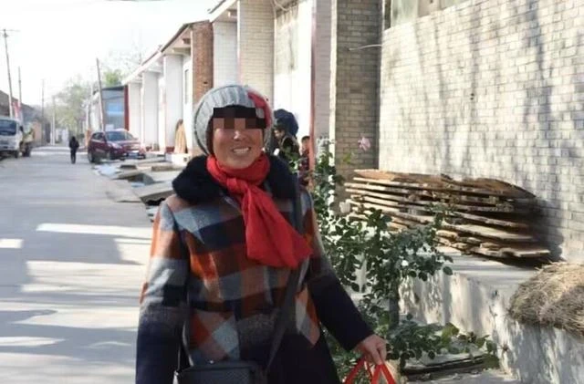 拾荒母親參加兒子婚禮，司儀叫到母親名字時，岳父母跪下了！