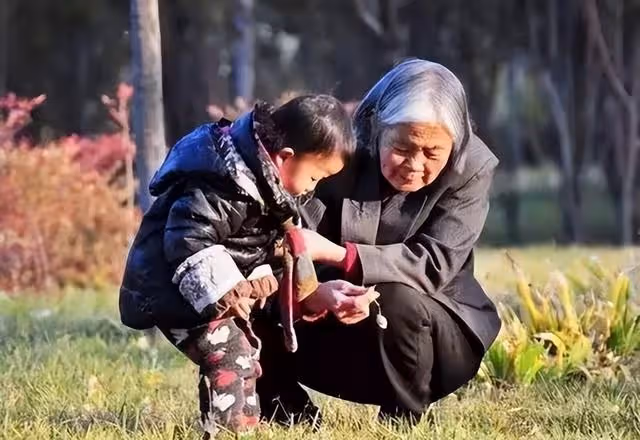 拾荒母親參加兒子婚禮,司儀叫到母親名字時,岳父母跪下了!