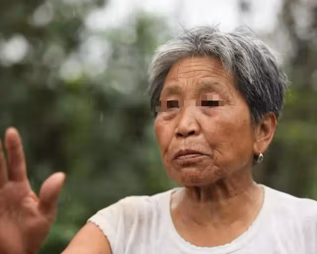 拾荒母親參加兒子婚禮,司儀叫到母親名字時,岳父母跪下了!