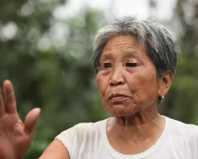 拾荒母親參加兒子婚禮，司儀叫到母親名字時，岳父母跪下了！