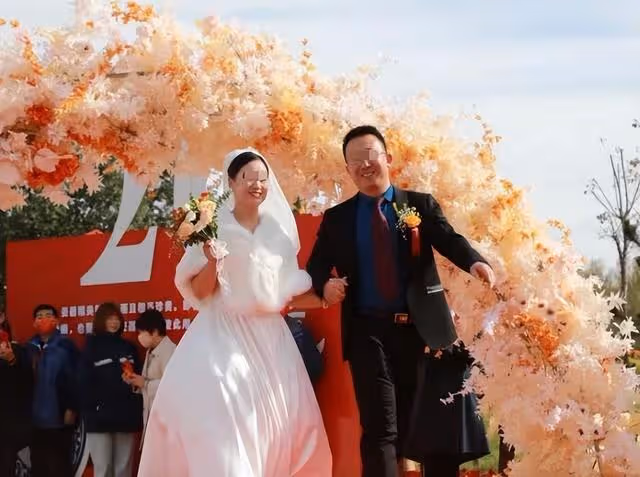 拾荒母親參加兒子婚禮,司儀叫到母親名字時,岳父母跪下了!