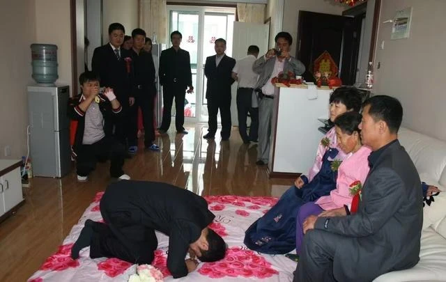 拾荒母親參加兒子婚禮，司儀叫到母親名字時，岳父母跪下了！