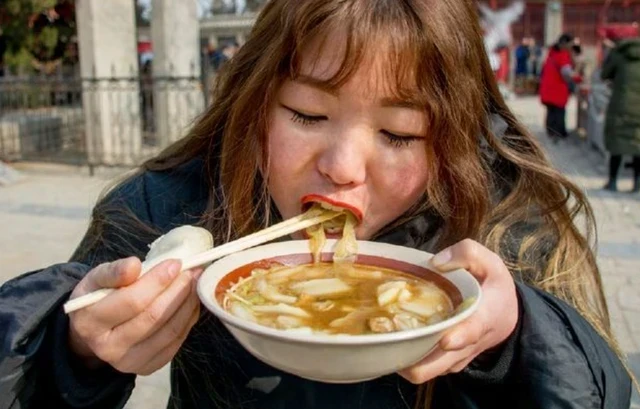 為了賺多點上夜班，老公「天天為我做飯」讓我下班吃　有天提早回家「看到餐桌上的一幕」我結束了5年的婚姻