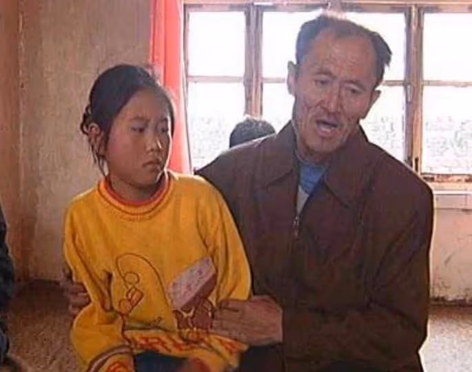 6歲女童半夜「頻繁」進爺爺房間,媽媽好奇偷看,看到床上一幕泣不成聲