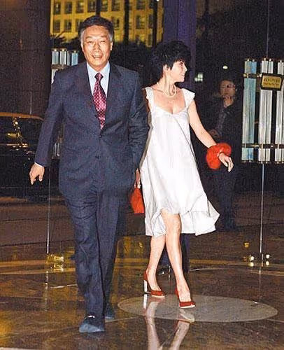 從舞女到闊太:打敗林志玲上位,49歲還要拚命為72歲富豪生四胎,她到底是圖什麼?