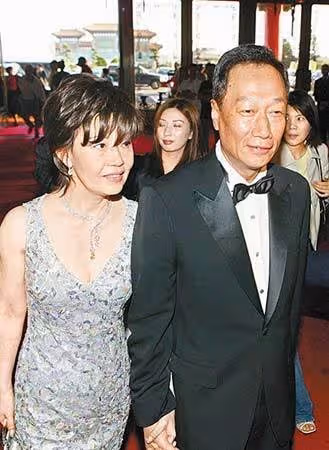 從舞女到闊太:打敗林志玲上位,49歲還要拚命為72歲富豪生四胎,她到底是圖什麼?