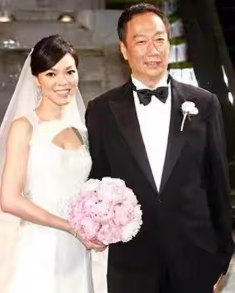 從舞女到闊太:打敗林志玲上位,49歲還要拚命為72歲富豪生四胎,她到底是圖什麼?