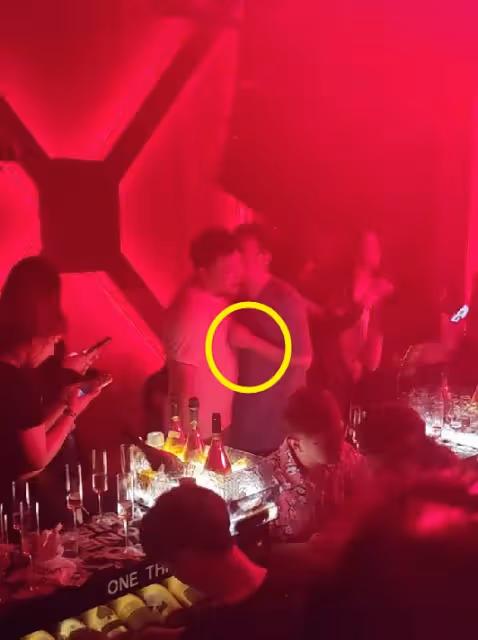 玩超大!王思聰夜店消費數十萬超嗨,疑醉酒親吻男子冷落一群美女
