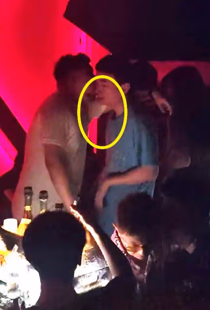 玩超大!王思聰夜店消費數十萬超嗨,疑醉酒親吻男子冷落一群美女