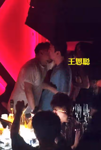 玩超大!王思聰夜店消費數十萬超嗨,疑醉酒親吻男子冷落一群美女